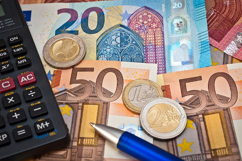 Geldscheinen und Taschenrechner